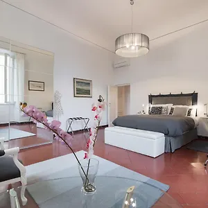 Old Bridge: Historical And Chic Firenze